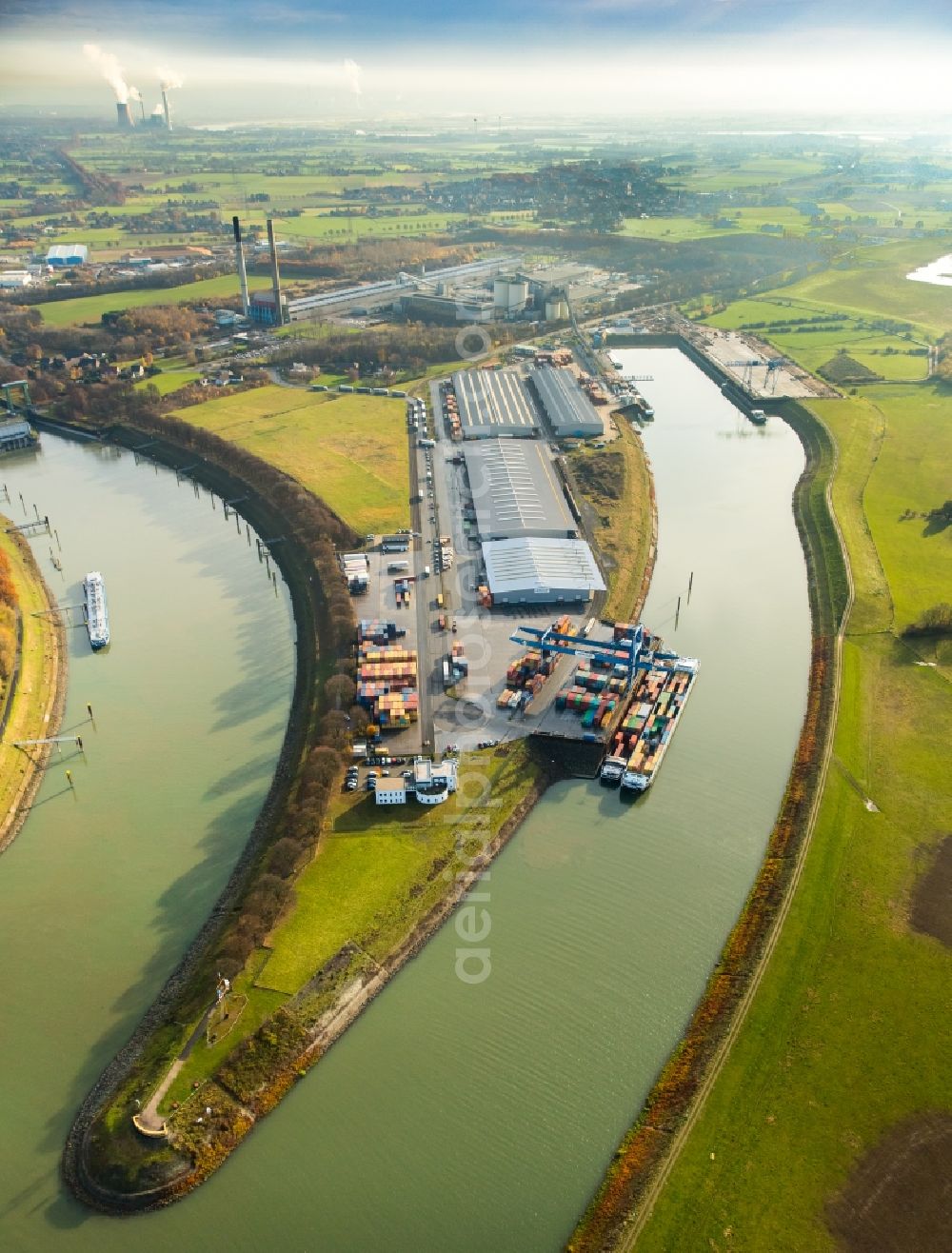 Voerde (Niederrhein) from above - Container Terminal in the port of the inland port on Wesel-Datteln-Kanal in the district Spellen in Voerde (Niederrhein) in the state North Rhine-Westphalia