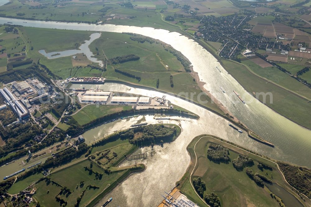 Aerial photograph Voerde (Niederrhein) - Container Terminal in the port of the inland port on Wesel-Datteln-Kanal in the district Spellen in Voerde (Niederrhein) in the state North Rhine-Westphalia