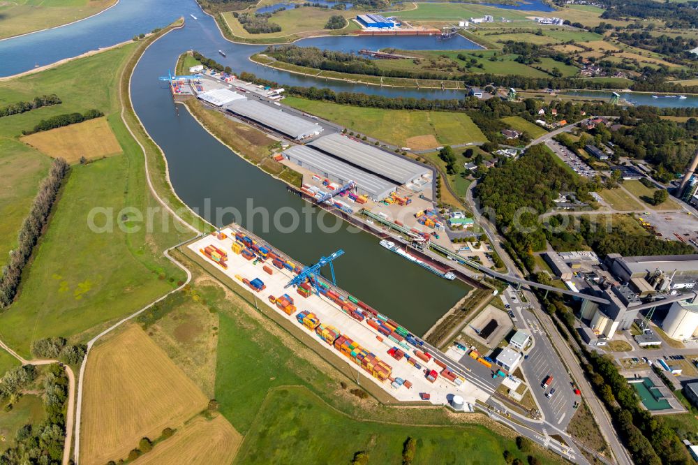 Aerial image Voerde (Niederrhein) - Container Terminal in the port of the inland port on Wesel-Datteln-Kanal in the district Spellen in Voerde (Niederrhein) in the state North Rhine-Westphalia