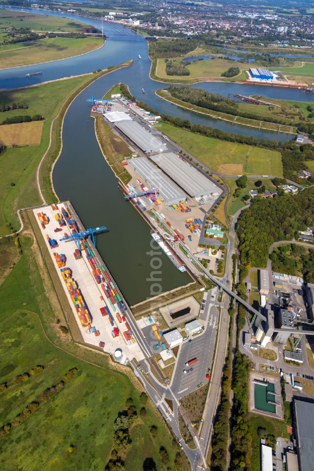 Aerial photograph Voerde (Niederrhein) - Container Terminal in the port of the inland port on Wesel-Datteln-Kanal in the district Spellen in Voerde (Niederrhein) in the state North Rhine-Westphalia