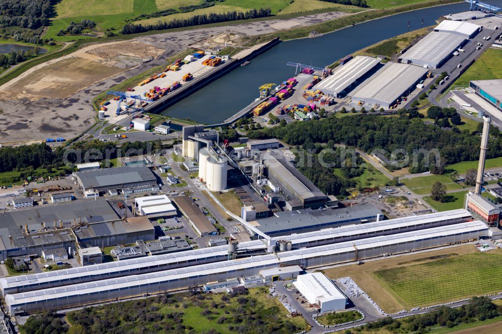 Voerde (Niederrhein) from the bird's eye view: Container Terminal in the port of the inland port on Wesel-Datteln-Kanal in the district Spellen in Voerde (Niederrhein) in the state North Rhine-Westphalia