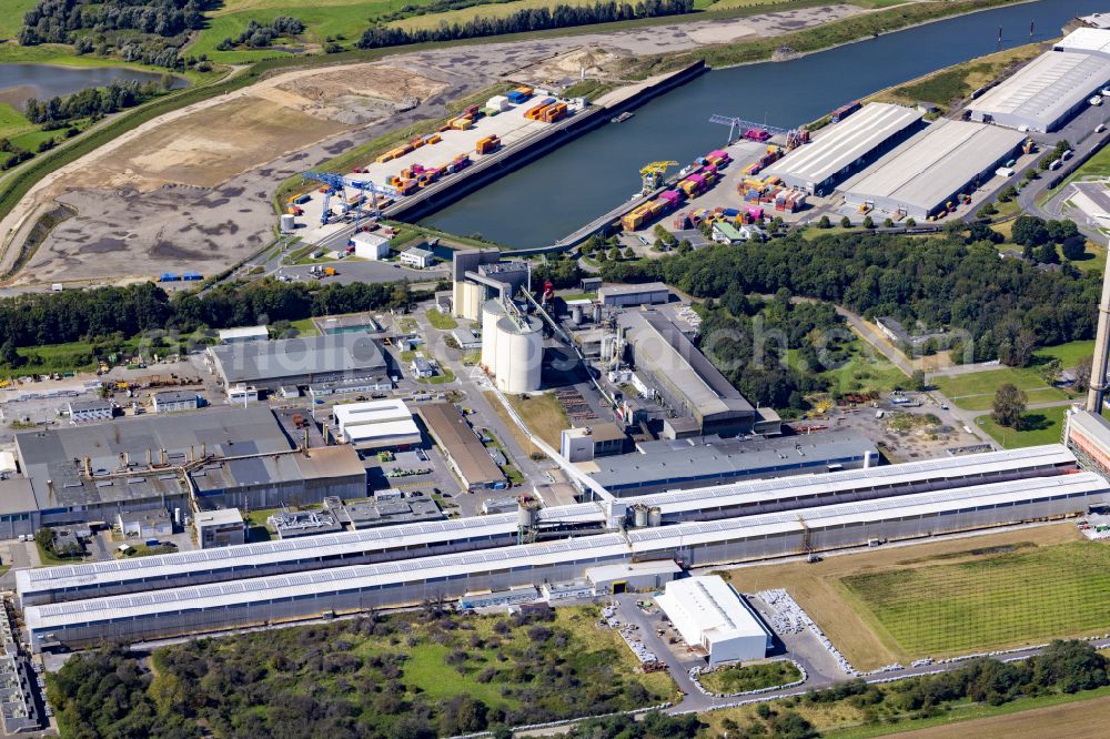 Aerial image Voerde (Niederrhein) - Container Terminal in the port of the inland port on Wesel-Datteln-Kanal in the district Spellen in Voerde (Niederrhein) in the state North Rhine-Westphalia