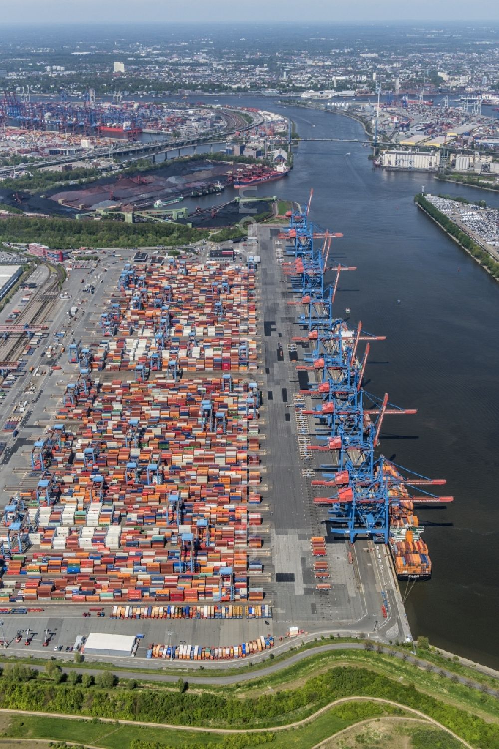 Aerial photograph Hamburg - Container Terminal HHLA Container Terminal Altenwerder (CTA) on the Elbe riverbank in the Altenwerder part of Hamburg in Germany