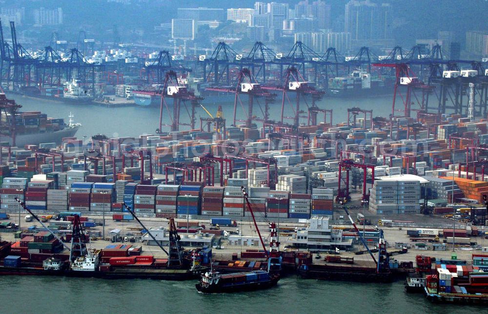 Hongkong from the bird's eye view: Blick auf die Luftverschmutzung über KOWLOON / Hafen und den Containerterminal. Hongkong air pollution over Kowloon, container port.