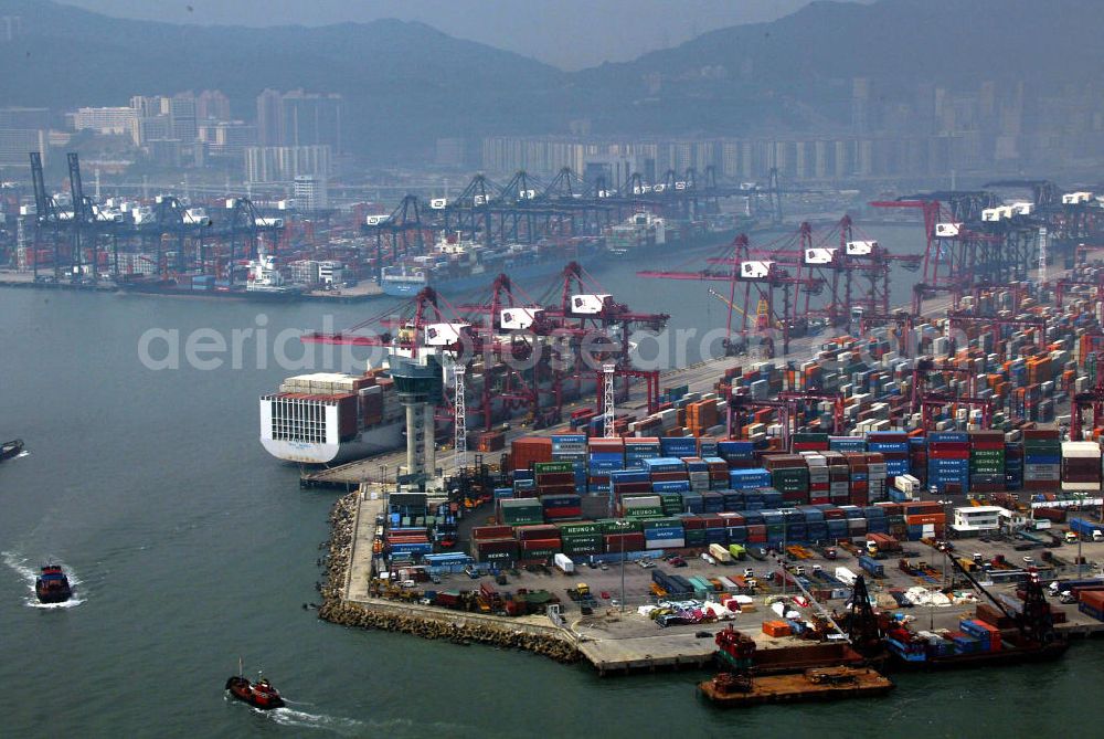 Aerial image Hongkong - Blick auf die Luftverschmutzung über KOWLOON / Hafen und den Containerterminal. Hongkong air pollution over Kowloon, container port.