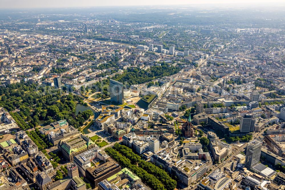 Düsseldorf from the bird's eye view: Ensemble space Corneliusplatz street Koenigsallee on the banks of Duessel in the inner city center in Duesseldorf at Ruhrgebiet in the state North Rhine-Westphalia