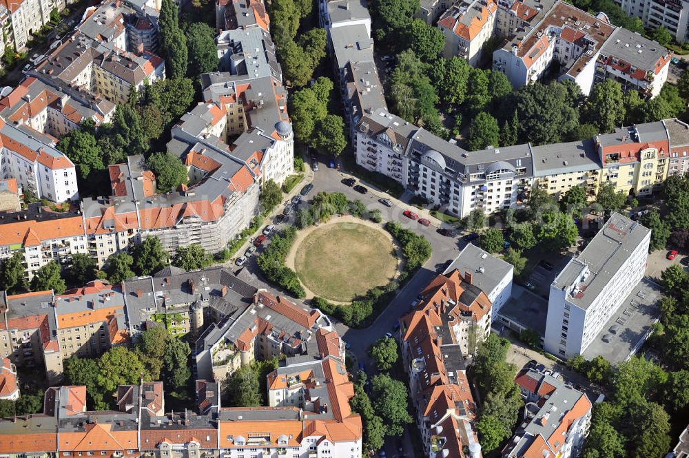 Berlin from the bird's eye view: Blick auf den Cosimaplatz in Berlin-Friedenau. Auf dem Gelände des Platzes befand sich die Radrennbahn im damaligen „Sportpark Friedenau“ mit einer 500 Meter langen ovalen Zementbahn. Der Sportpark wurde 1904 abgerissen und ab 1906 mit Mietshäusern bebaut. View of the Cosimaplatz in Berlin-Friedenau. On the area of the square there once was the velodrome in the then Sportpark Friedenau with a 500-meter oval cement track. The Sports Park was demolished in 1904 and built on in 1906 with rental housing.