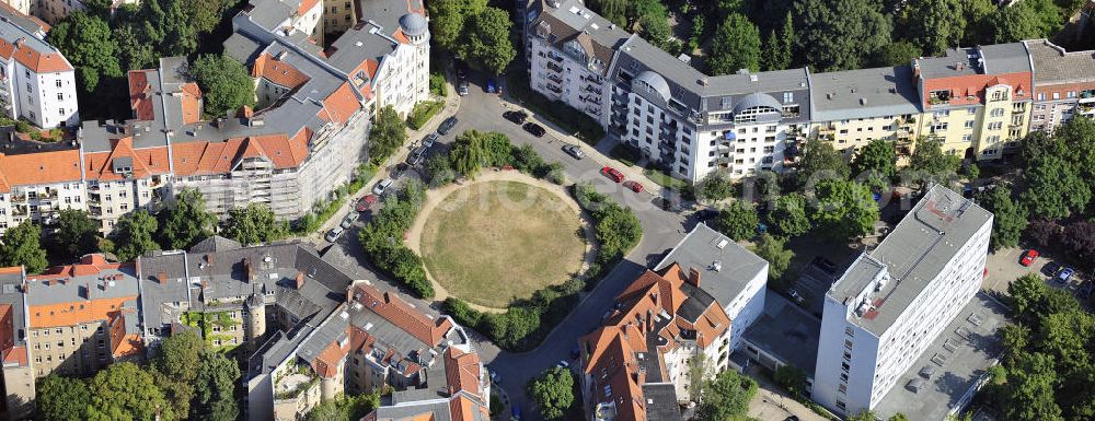 Aerial image Berlin - Blick auf den Cosimaplatz in Berlin-Friedenau. Auf dem Gelände des Platzes befand sich die Radrennbahn im damaligen „Sportpark Friedenau“ mit einer 500 Meter langen ovalen Zementbahn. Der Sportpark wurde 1904 abgerissen und ab 1906 mit Mietshäusern bebaut. View of the Cosimaplatz in Berlin-Friedenau. On the area of the square there once was the velodrome in the then Sportpark Friedenau with a 500-meter oval cement track. The Sports Park was demolished in 1904 and built on in 1906 with rental housing.