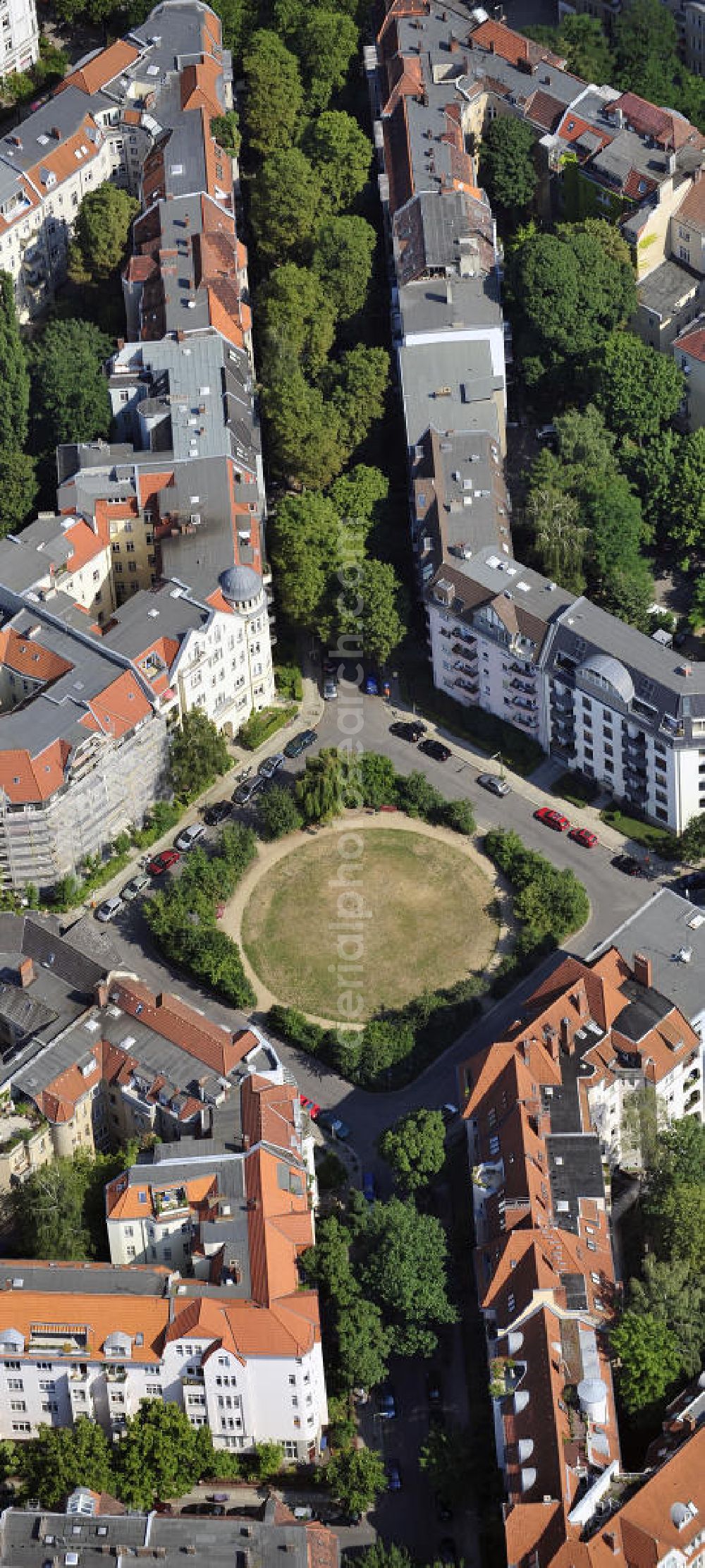 Aerial photograph Berlin - Blick auf den Cosimaplatz in Berlin-Friedenau. Auf dem Gelände des Platzes befand sich die Radrennbahn im damaligen „Sportpark Friedenau“ mit einer 500 Meter langen ovalen Zementbahn. Der Sportpark wurde 1904 abgerissen und ab 1906 mit Mietshäusern bebaut. View of the Cosimaplatz in Berlin-Friedenau. On the area of the square there once was the velodrome in the then Sportpark Friedenau with a 500-meter oval cement track. The Sports Park was demolished in 1904 and built on in 1906 with rental housing.