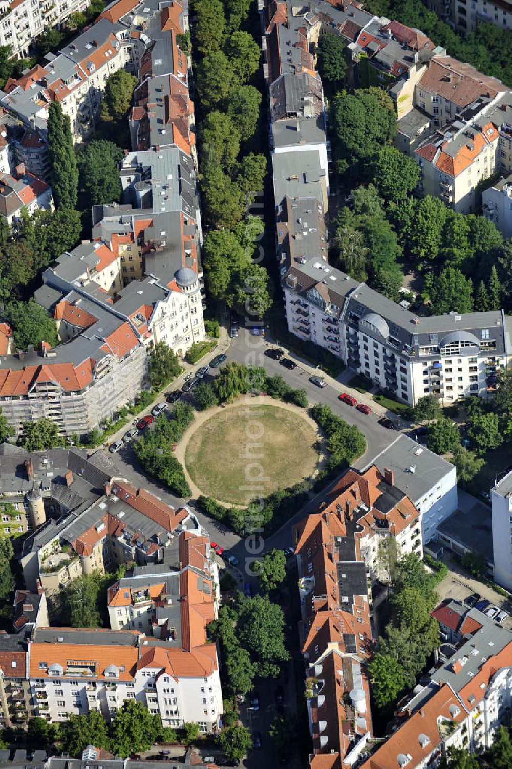 Berlin from above - Blick auf den Cosimaplatz in Berlin-Friedenau. Auf dem Gelände des Platzes befand sich die Radrennbahn im damaligen „Sportpark Friedenau“ mit einer 500 Meter langen ovalen Zementbahn. Der Sportpark wurde 1904 abgerissen und ab 1906 mit Mietshäusern bebaut. View of the Cosimaplatz in Berlin-Friedenau. On the area of the square there once was the velodrome in the then Sportpark Friedenau with a 500-meter oval cement track. The Sports Park was demolished in 1904 and built on in 1906 with rental housing.