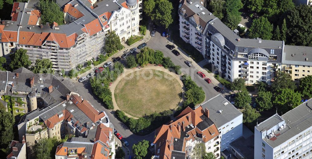 Berlin from the bird's eye view: Blick auf den Cosimaplatz in Berlin-Friedenau. Auf dem Gelände des Platzes befand sich die Radrennbahn im damaligen „Sportpark Friedenau“ mit einer 500 Meter langen ovalen Zementbahn. Der Sportpark wurde 1904 abgerissen und ab 1906 mit Mietshäusern bebaut. View of the Cosimaplatz in Berlin-Friedenau. On the area of the square there once was the velodrome in the then Sportpark Friedenau with a 500-meter oval cement track. The Sports Park was demolished in 1904 and built on in 1906 with rental housing.