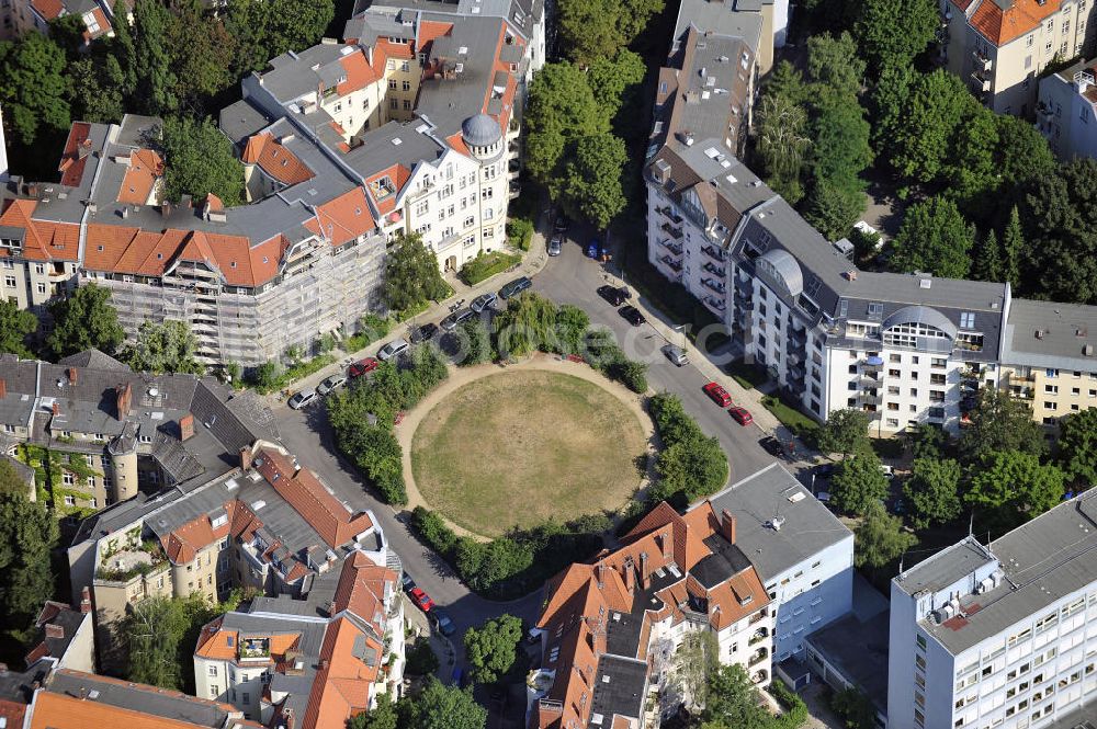 Aerial image Berlin - Blick auf den Cosimaplatz in Berlin-Friedenau. Auf dem Gelände des Platzes befand sich die Radrennbahn im damaligen „Sportpark Friedenau“ mit einer 500 Meter langen ovalen Zementbahn. Der Sportpark wurde 1904 abgerissen und ab 1906 mit Mietshäusern bebaut. View of the Cosimaplatz in Berlin-Friedenau. On the area of the square there once was the velodrome in the then Sportpark Friedenau with a 500-meter oval cement track. The Sports Park was demolished in 1904 and built on in 1906 with rental housing.