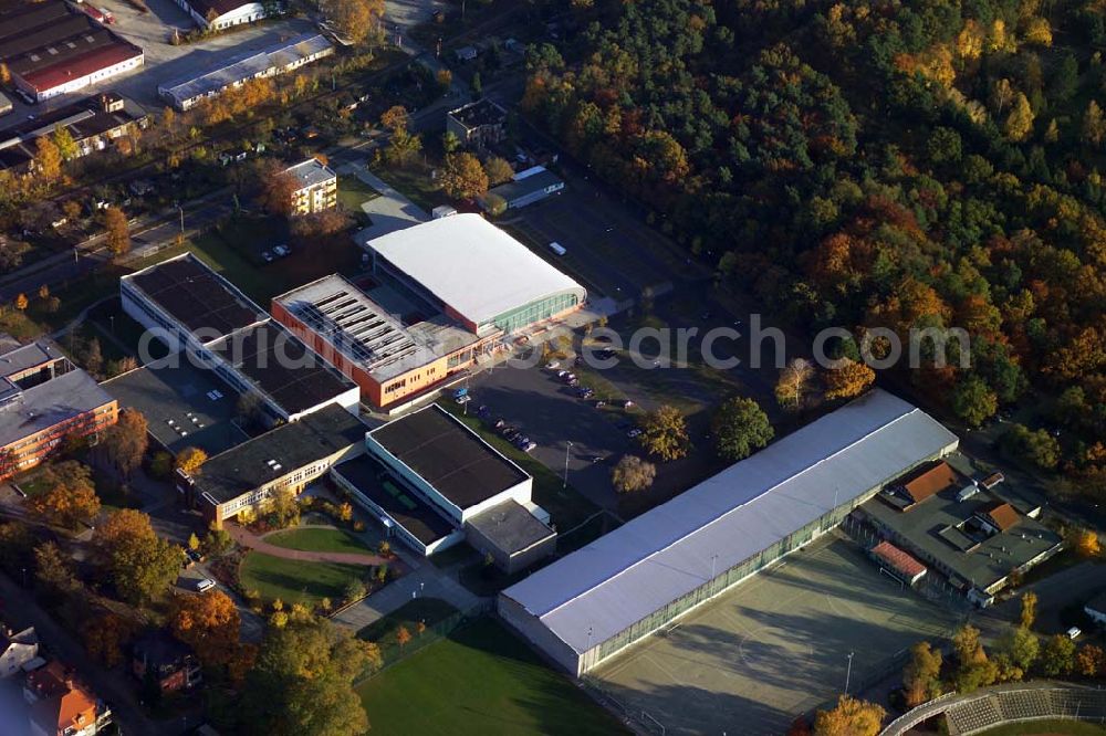 Aerial image Cottbus / Brandenburg - 29.10.2005 Cottbus: Die Sportmehrzweckhalle im Sportzentrum Cottbus ist eine der größten und modernsten Sporthallenkomplexe im Land Brandenburg. Der Komplex ist architektonisch in 2 separaten Hallen angeordnet, wobei die Sportmehrzweckhalle (Dreifeldhalle, Parkettbelag) mit dem zu erwartenden Besucherverkehr bewusst in den Vordergrund, die Zweifeldhalle (Kunststoff-Sportbelag) für den Trainings- und Schulbetrieb in den Hintergrund gerückt ist.