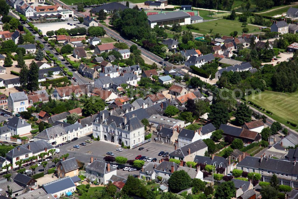 Aerial photograph Cour-Cheverny - Blick auf die Stadt Cour-Cheverny im Departement Loir-et-Cher in der Region Centre mit dem Hotel Da Ville an der Rue Gambetta. View to the city Cour-Cheverny in the district Departement Loir-et-Cher in the region Centre with the Hotel Da Ville at the Rue Gambetta.