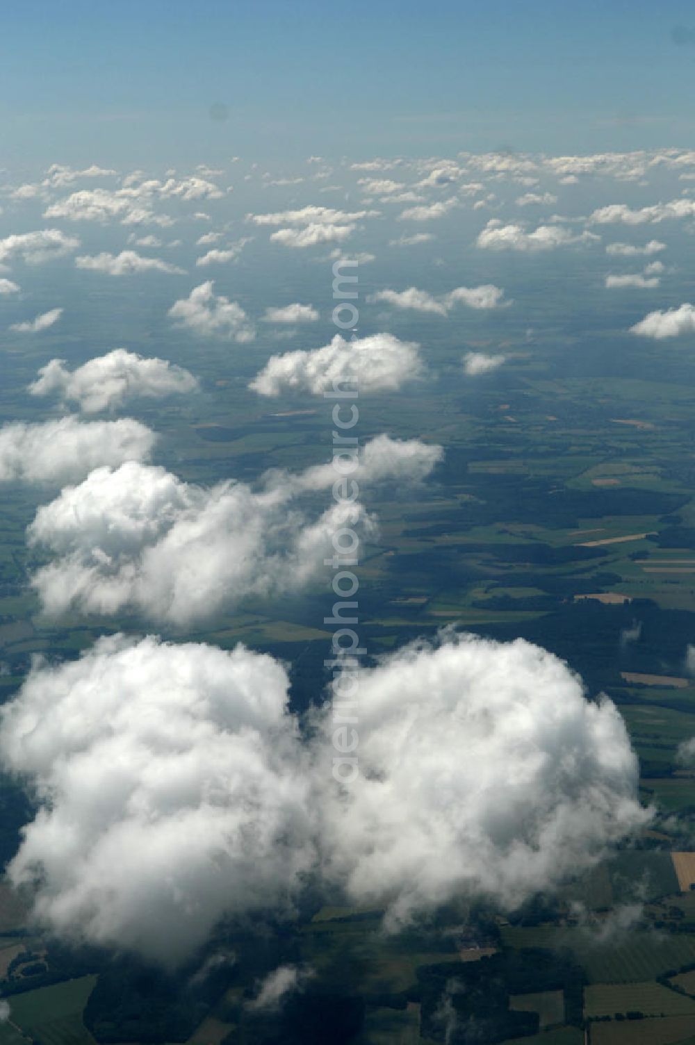 Rhade from the bird's eye view: Kleine Cumulus-Wolken über dem niedersächsischen Landkreis Rotenburg (Wümme).