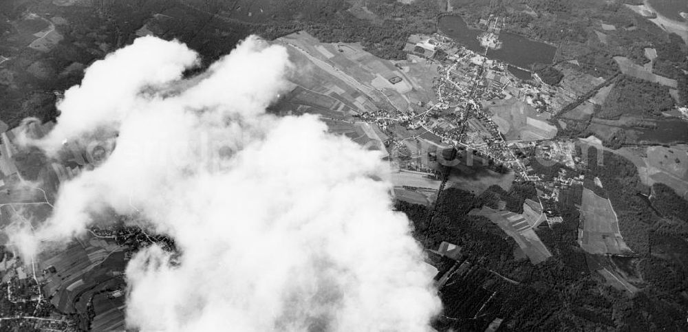 Aerial photograph Moritzburg - Blick über eine Cumuluswolke auf Moritzburg mit dem Schloss Moritzburg im Schlossteich. Moritzburg ist eine Gemeinde in Sachsen, die bis 1934 den Namen Eisenberg trug. Sie ist vor allem für ihr Jagd- und Barockschloss bekannt. Moritzburg liegt inmitten des Landschaftsschutzgebietes Friedewald und Moritzburger Teichgebiet. Dieses Gebiet umfasst 22 Moritzburger Teiche mit etwa 418 ha Wasserfläche.