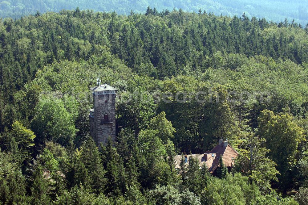 Cunewalde from the bird's eye view: Der Czorneboh (obersorbisch: ?ornobóh) ist ein Berg nahe dem Ort Cunewalde in der Oberlausitz. Er gehört zu der südöstlich von Bautzen gelegenen Czorneboh-Bergkette und ist mit einer Höhe von 555,7 m über Normalnull der höchste Punkt dieses Ausläufers des Lausitzer Berglandes. Auf dem Berg befindet sich ein Aussichtsturm aus dem 19. Jahrhundert und der Berggasthof Czorneboh mit Biergarten. Kontakt Berggasthof Czorneboh: Tel. +49(0)35877 24325, Email: info@berggasthof-czorneboh.de