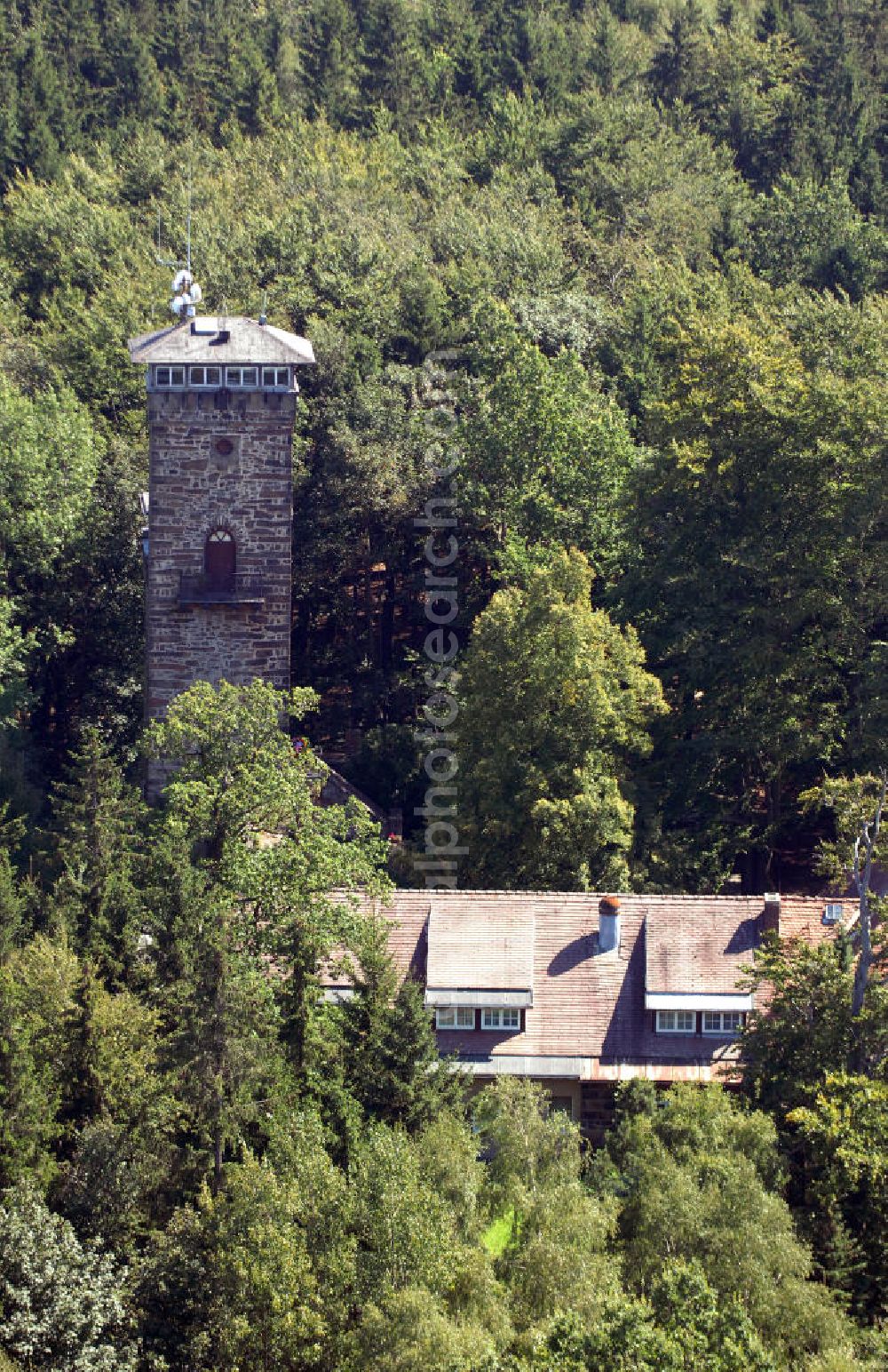 Aerial photograph Cunewalde - Der Czorneboh (obersorbisch: ?ornobóh) ist ein Berg nahe dem Ort Cunewalde in der Oberlausitz. Er gehört zu der südöstlich von Bautzen gelegenen Czorneboh-Bergkette und ist mit einer Höhe von 555,7 m über Normalnull der höchste Punkt dieses Ausläufers des Lausitzer Berglandes. Auf dem Berg befindet sich ein Aussichtsturm aus dem 19. Jahrhundert und der Berggasthof Czorneboh mit Biergarten. Kontakt Berggasthof Czorneboh: Tel. +49(0)35877 24325, Email: info@berggasthof-czorneboh.de