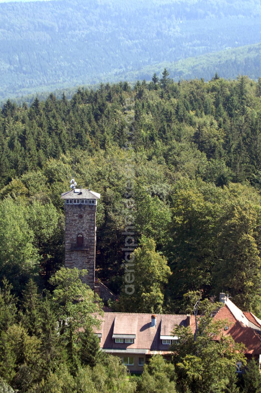 Cunewalde from above - Der Czorneboh (obersorbisch: ?ornobóh) ist ein Berg nahe dem Ort Cunewalde in der Oberlausitz. Er gehört zu der südöstlich von Bautzen gelegenen Czorneboh-Bergkette und ist mit einer Höhe von 555,7 m über Normalnull der höchste Punkt dieses Ausläufers des Lausitzer Berglandes. Auf dem Berg befindet sich ein Aussichtsturm aus dem 19. Jahrhundert und der Berggasthof Czorneboh mit Biergarten. Kontakt Berggasthof Czorneboh: Tel. +49(0)35877 24325, Email: info@berggasthof-czorneboh.de