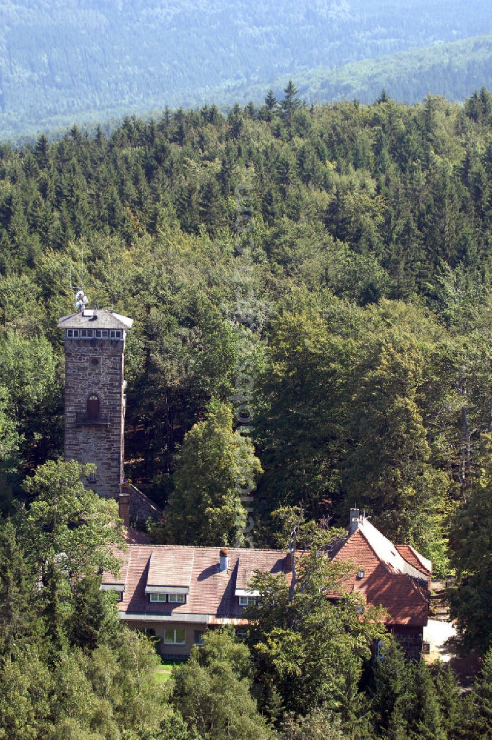 Cunewalde from the bird's eye view: Der Czorneboh (obersorbisch: ?ornobóh) ist ein Berg nahe dem Ort Cunewalde in der Oberlausitz. Er gehört zu der südöstlich von Bautzen gelegenen Czorneboh-Bergkette und ist mit einer Höhe von 555,7 m über Normalnull der höchste Punkt dieses Ausläufers des Lausitzer Berglandes. Auf dem Berg befindet sich ein Aussichtsturm aus dem 19. Jahrhundert und der Berggasthof Czorneboh mit Biergarten. Kontakt Berggasthof Czorneboh: Tel. +49(0)35877 24325, Email: info@berggasthof-czorneboh.de