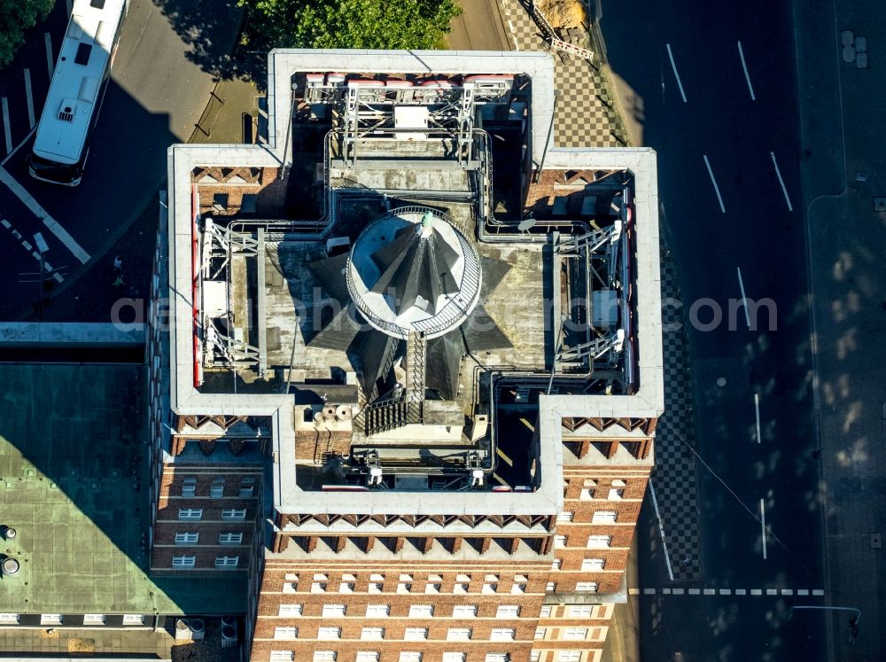 Düsseldorf from the bird's eye view: Roof of the Office building Wilhelm-Marx-Haus at the Heinrich-Heine-alley in the district Altstadt in Duesseldorf in the state North Rhine-Westphalia