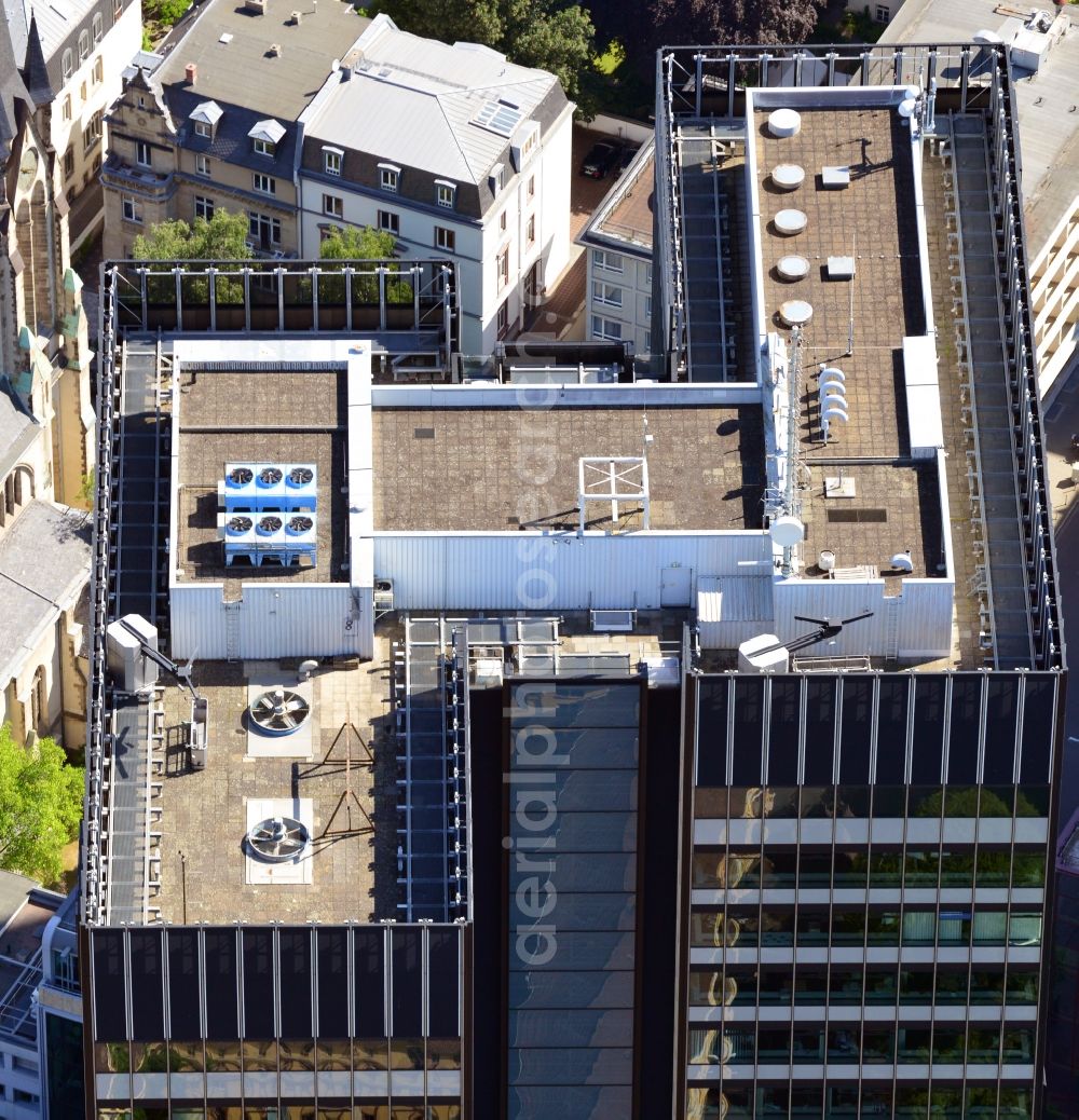 Aerial photograph Frankfurt am Main - Roof of City high-rise, a location of the DZ Bank headquarters on republic square in the district Westend in Frankfurt am Main in the state hesse. The building was constructed according to the plans of architect Johannes Krahn and Richard Heil