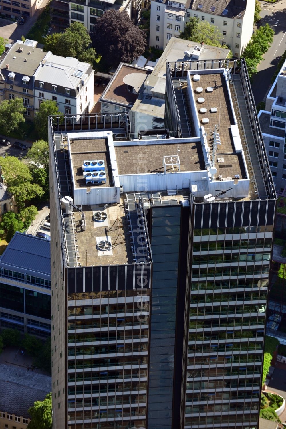 Aerial photograph Frankfurt am Main - Roof of City high-rise, a location of the DZ Bank headquarters on republic square in the district Westend in Frankfurt am Main in the state hesse. The building was constructed according to the plans of architect Johannes Krahn and Richard Heil