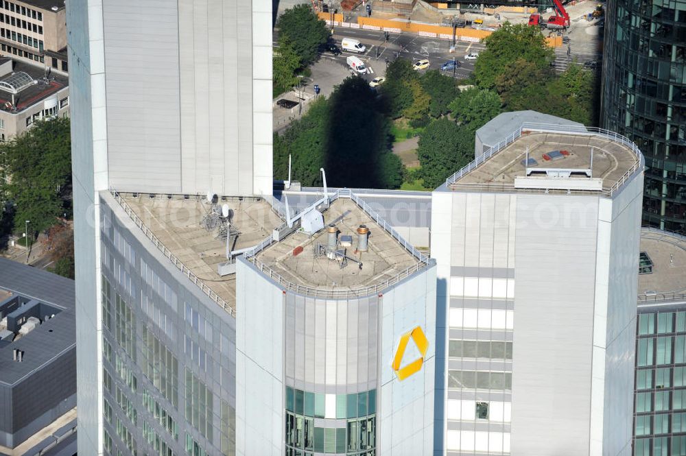 Aerial photograph Frankfurt am Main - Blick auf das Dach des Commerzbank Tower, einem Wolkenkratzer in der Innenstadt von Frankfurt. Generalunternehmer HOCHTIEF errichtete das Gebäude, welches etwa 200.000 Tonnen schwer ist und 18.800 Tonnen Stahl beinhaltet. Der Entwurf für das Hochhaus stammt vom englischen Architekten Sir Norman Foster.