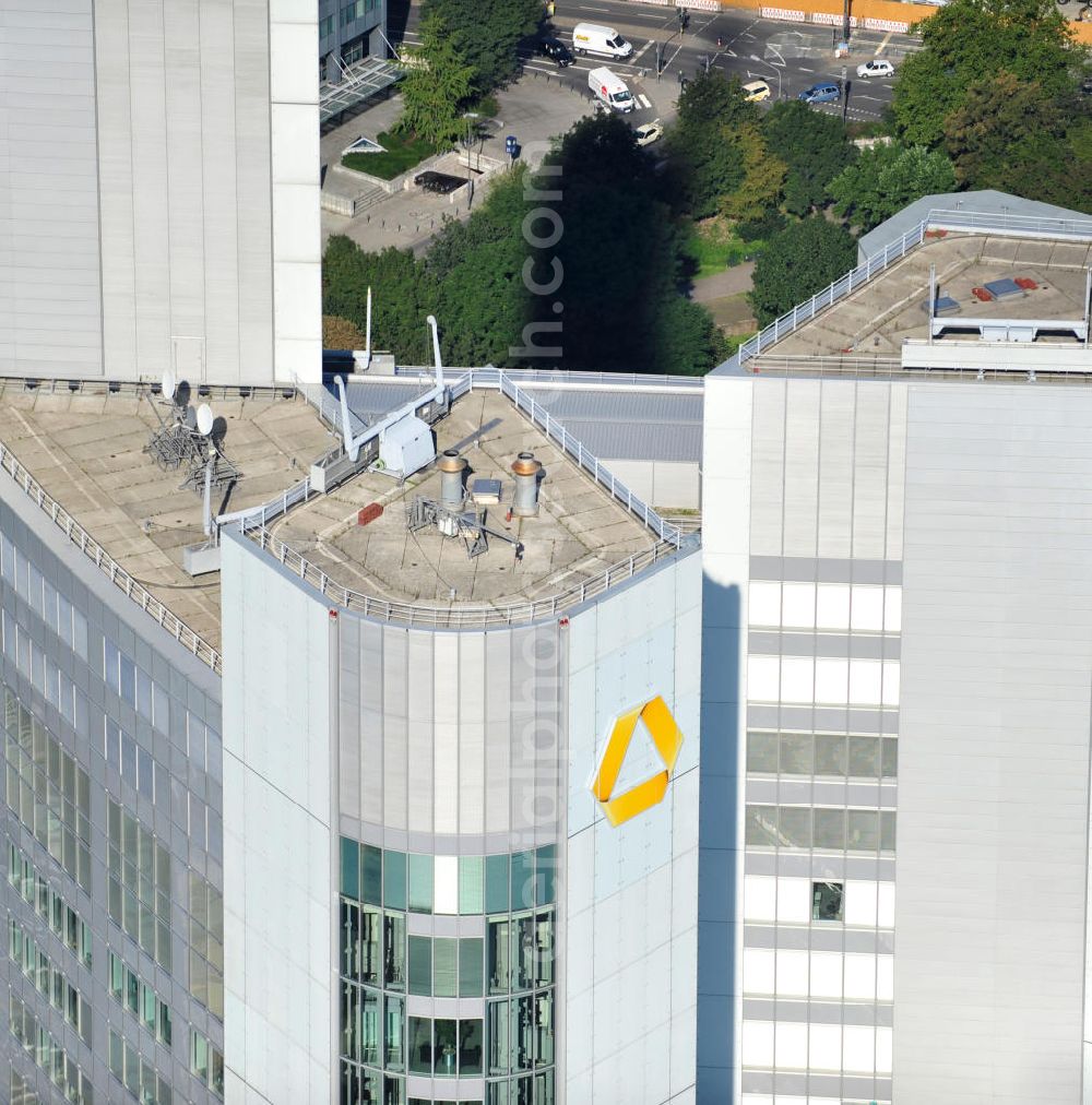 Frankfurt am Main from above - Blick auf das Dach des Commerzbank Tower, einem Wolkenkratzer in der Innenstadt von Frankfurt. Generalunternehmer HOCHTIEF errichtete das Gebäude, welches etwa 200.000 Tonnen schwer ist und 18.800 Tonnen Stahl beinhaltet. Der Entwurf für das Hochhaus stammt vom englischen Architekten Sir Norman Foster.