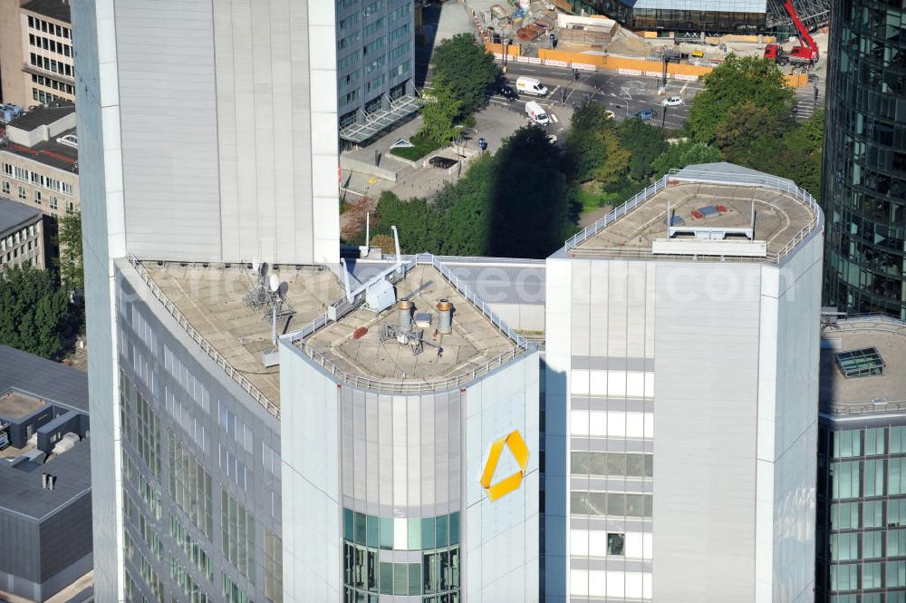 Frankfurt am Main from the bird's eye view: Blick auf das Dach des Commerzbank Tower, einem Wolkenkratzer in der Innenstadt von Frankfurt. Generalunternehmer HOCHTIEF errichtete das Gebäude, welches etwa 200.000 Tonnen schwer ist und 18.800 Tonnen Stahl beinhaltet. Der Entwurf für das Hochhaus stammt vom englischen Architekten Sir Norman Foster.