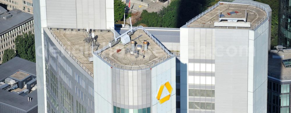 Aerial image Frankfurt am Main - Blick auf das Dach des Commerzbank Tower, einem Wolkenkratzer in der Innenstadt von Frankfurt. Generalunternehmer HOCHTIEF errichtete das Gebäude, welches etwa 200.000 Tonnen schwer ist und 18.800 Tonnen Stahl beinhaltet. Der Entwurf für das Hochhaus stammt vom englischen Architekten Sir Norman Foster.