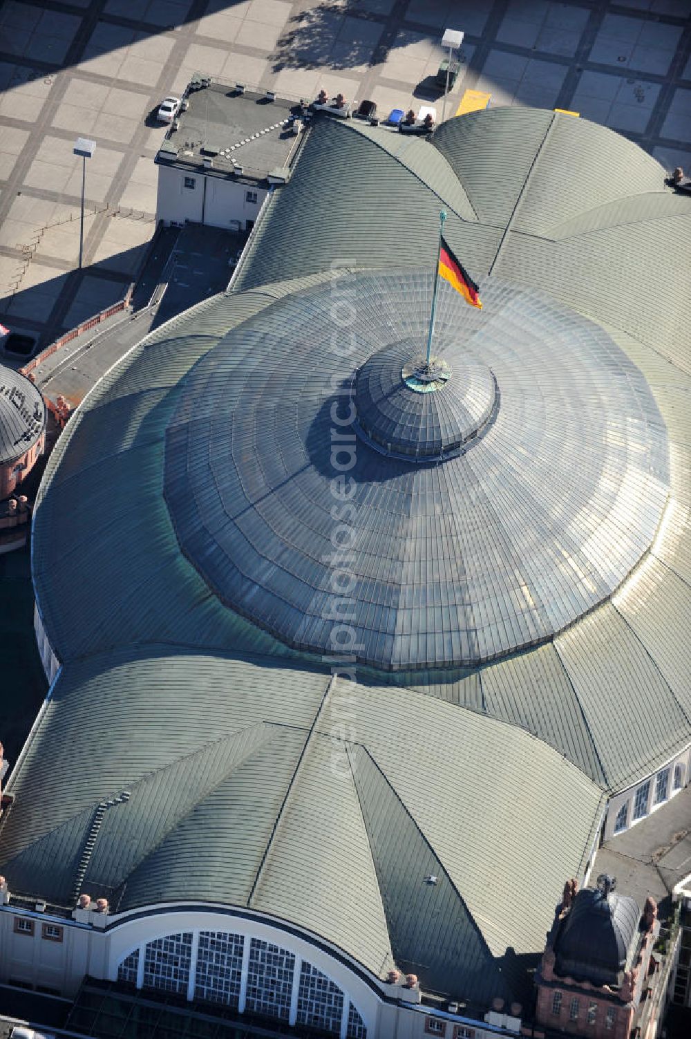 Frankfurt am Main from the bird's eye view: Blick auf das Dach der Festhalle Frankfurt/Main am Messegelände. Die Mehrzweckhalle wurde von 1907 bis 1908 erbaut. View of the Frankfurt Festhalle. The multi-purpose hall was built from 1907 to 1908 and is located at the Frankfurt Exhibition Centre.