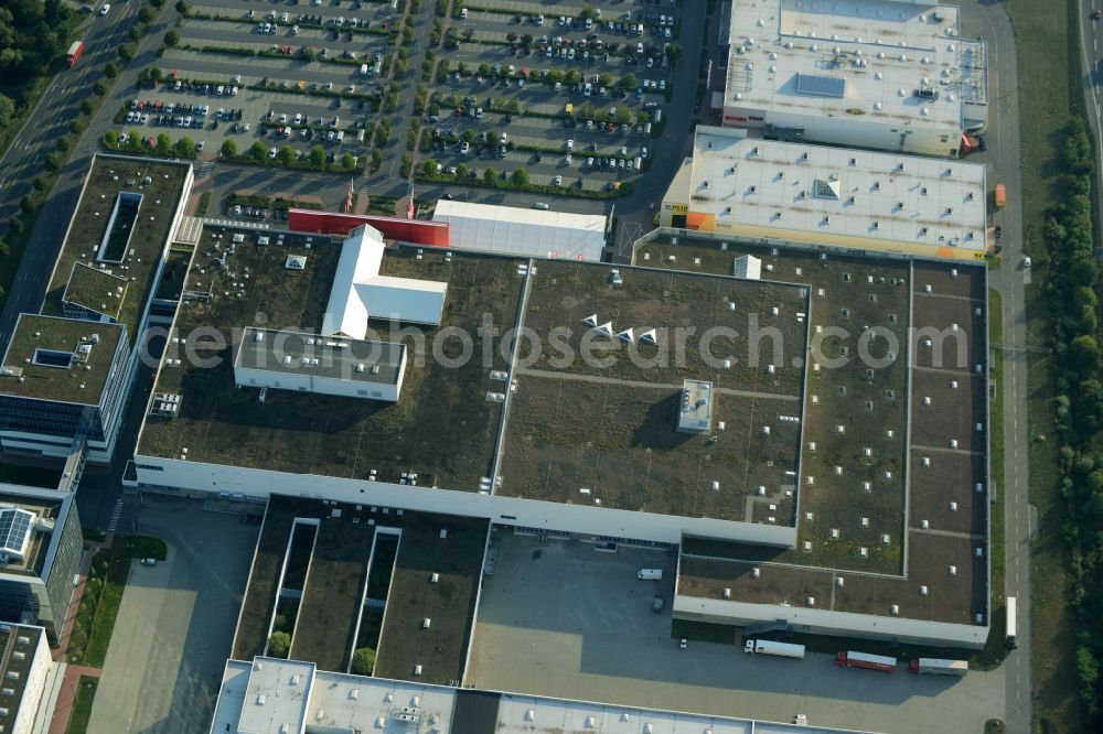 Aerial photograph Schönefeld - Building of the store - furniture market Hoeffner Berlin-Waltersdorf am Rondell in Waltersdorf in the state of Brandenburg. The building of the store includes a large parking lot in the commercial area