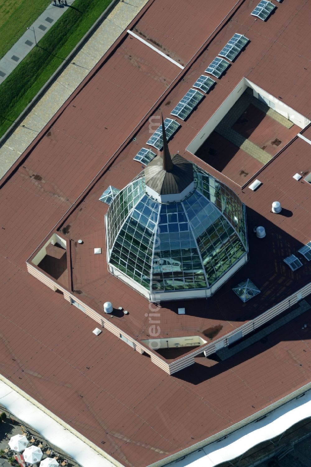 Aerial photograph Bremerhaven - Building of the shopping center Mediterraneo in Bremerhaven in the state of Bremen. The mall is part of a building complex on the old harbour on the riverbank of the river Weser