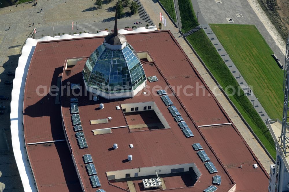 Aerial photograph Bremerhaven - Building of the shopping center Mediterraneo in Bremerhaven in the state of Bremen. The mall is part of a building complex on the old harbour on the riverbank of the river Weser