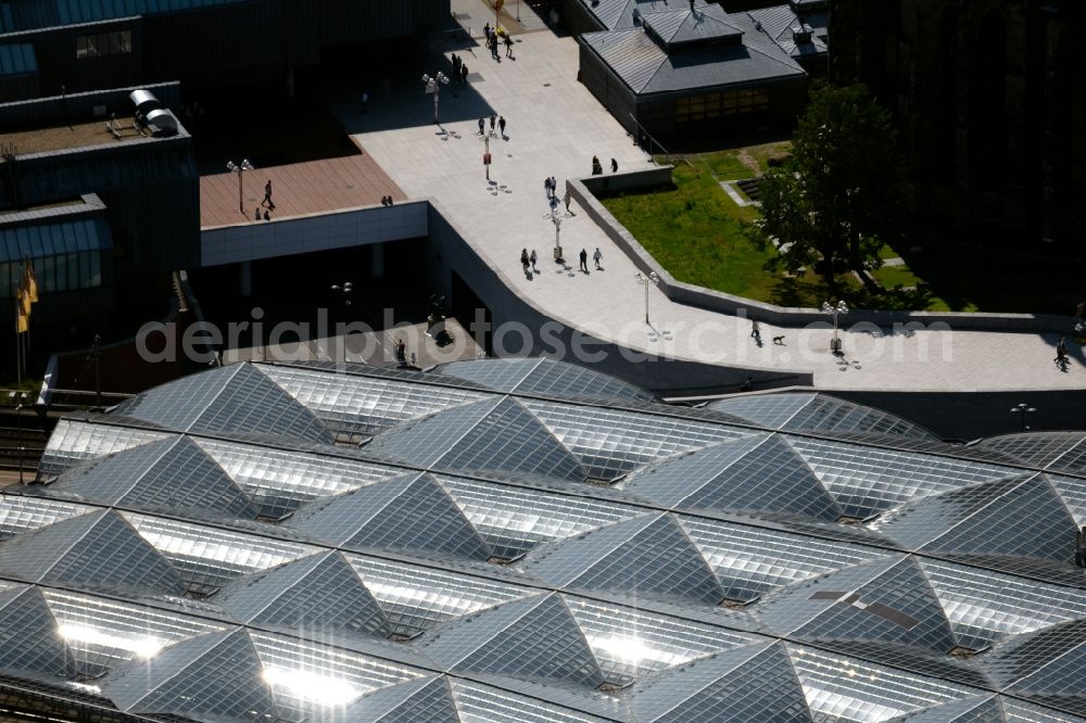 Aerial image Köln - Roof construction of the building of central station in the district Altstadt in Cologne in the state North Rhine-Westphalia, Germany