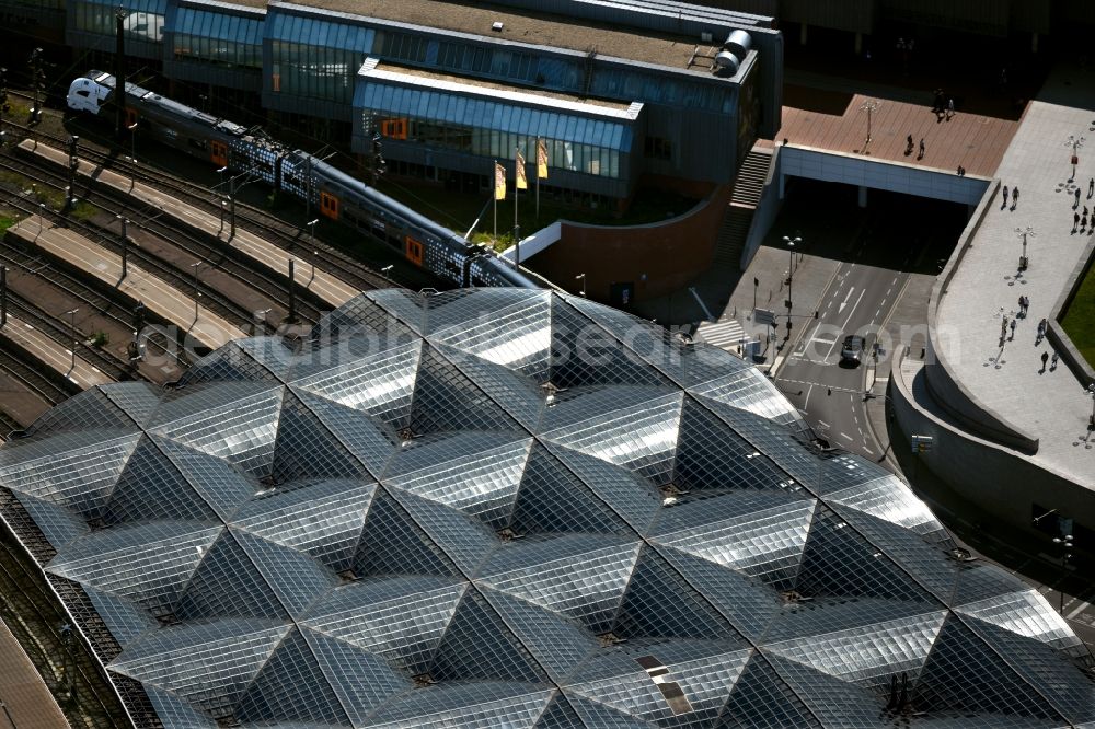 Aerial photograph Köln - Roof construction of the building of central station in the district Altstadt in Cologne in the state North Rhine-Westphalia, Germany