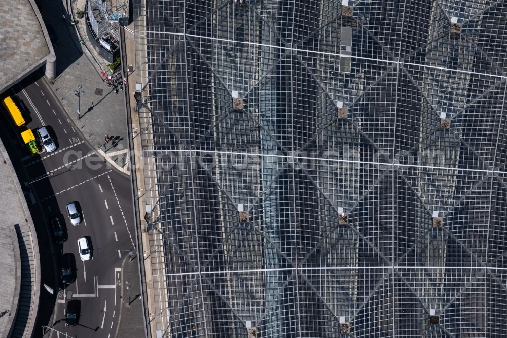 Köln from above - Roof construction of the building of central station in the district Altstadt in Cologne in the state North Rhine-Westphalia, Germany