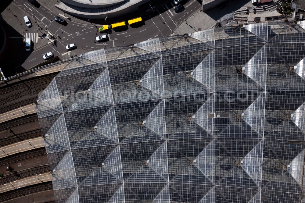 Köln from the bird's eye view: Roof construction of the building of central station in the district Altstadt in Cologne in the state North Rhine-Westphalia, Germany