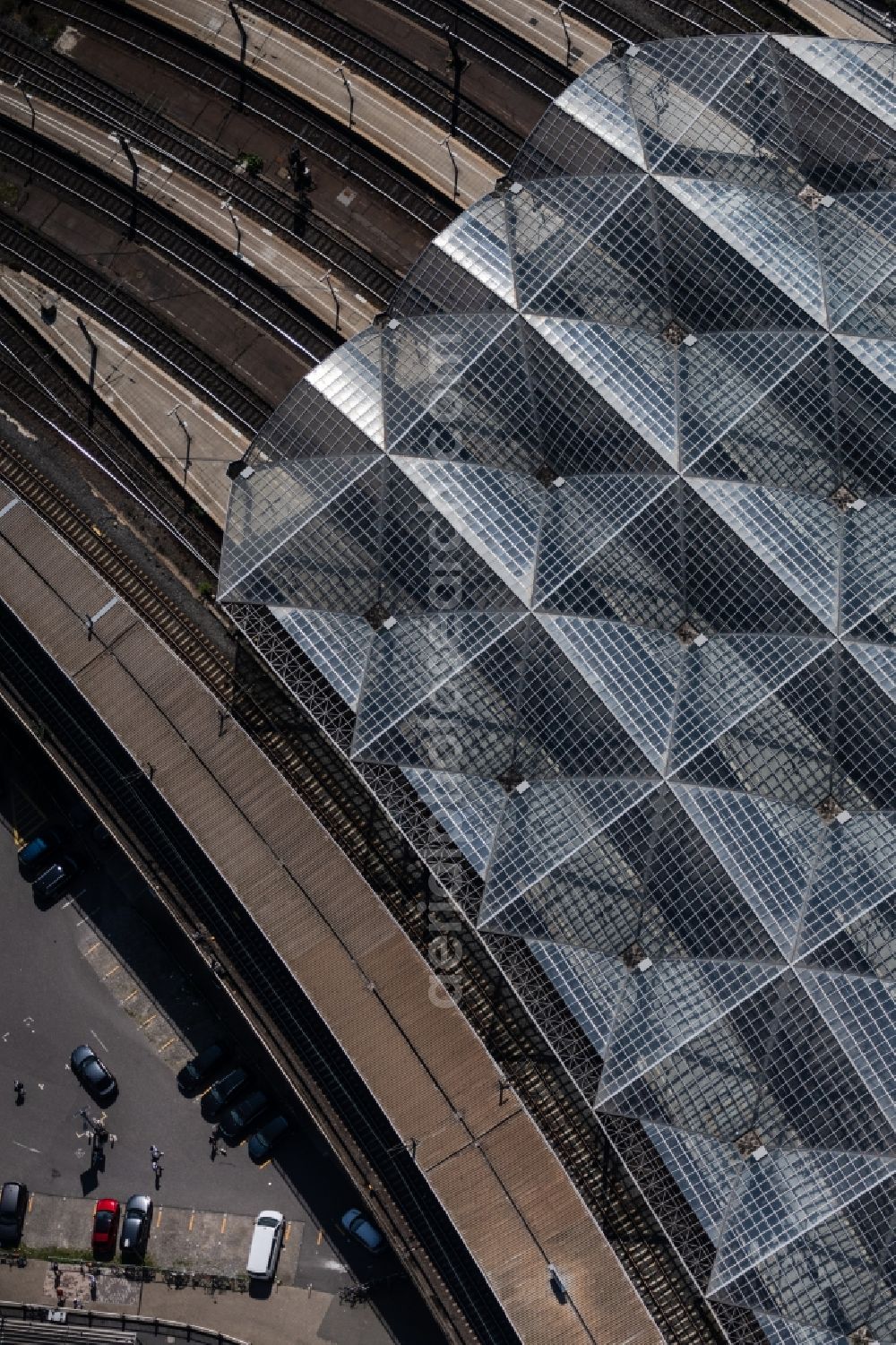 Aerial image Köln - Roof construction of the building of central station in the district Altstadt in Cologne in the state North Rhine-Westphalia, Germany