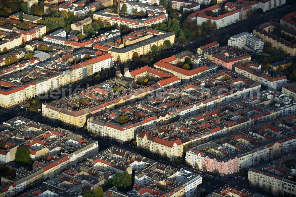 Aerial image Berlin Prenzlauer Berg - Roof landscape of the old building - residential areas along the road Bornholm - Wisbyer street corner Schönhauser Allee in the Prenzlauer Berg district of Berlin