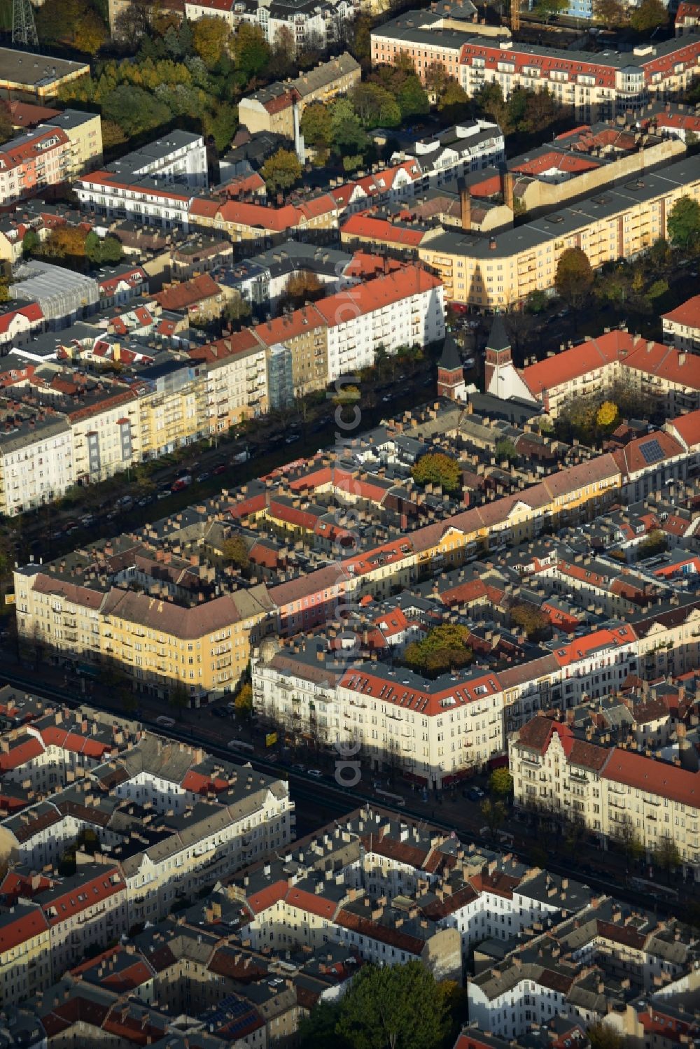 Aerial photograph Berlin Prenzlauer Berg - Roof landscape of the old building - residential areas along the road Bornholm - Wisbyer street corner Schönhauser Allee in the Prenzlauer Berg district of Berlin