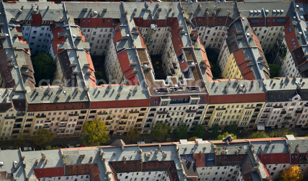 Aerial image Berlin Prenzlauer Berg - Roof landscape of the old building - residential areas along the road Schönhauser Allee in the Prenzlauer Berg district of Berlin