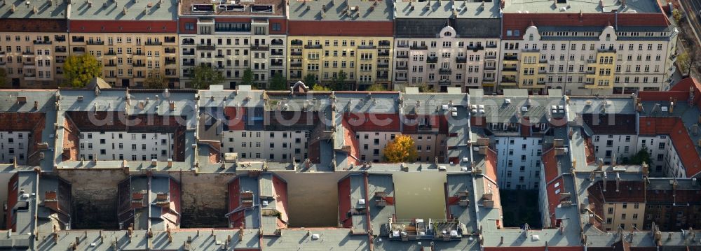 Aerial photograph Berlin Prenzlauer Berg - Roof landscape of the old building - residential areas along the road Schönhauser Allee in the Prenzlauer Berg district of Berlin