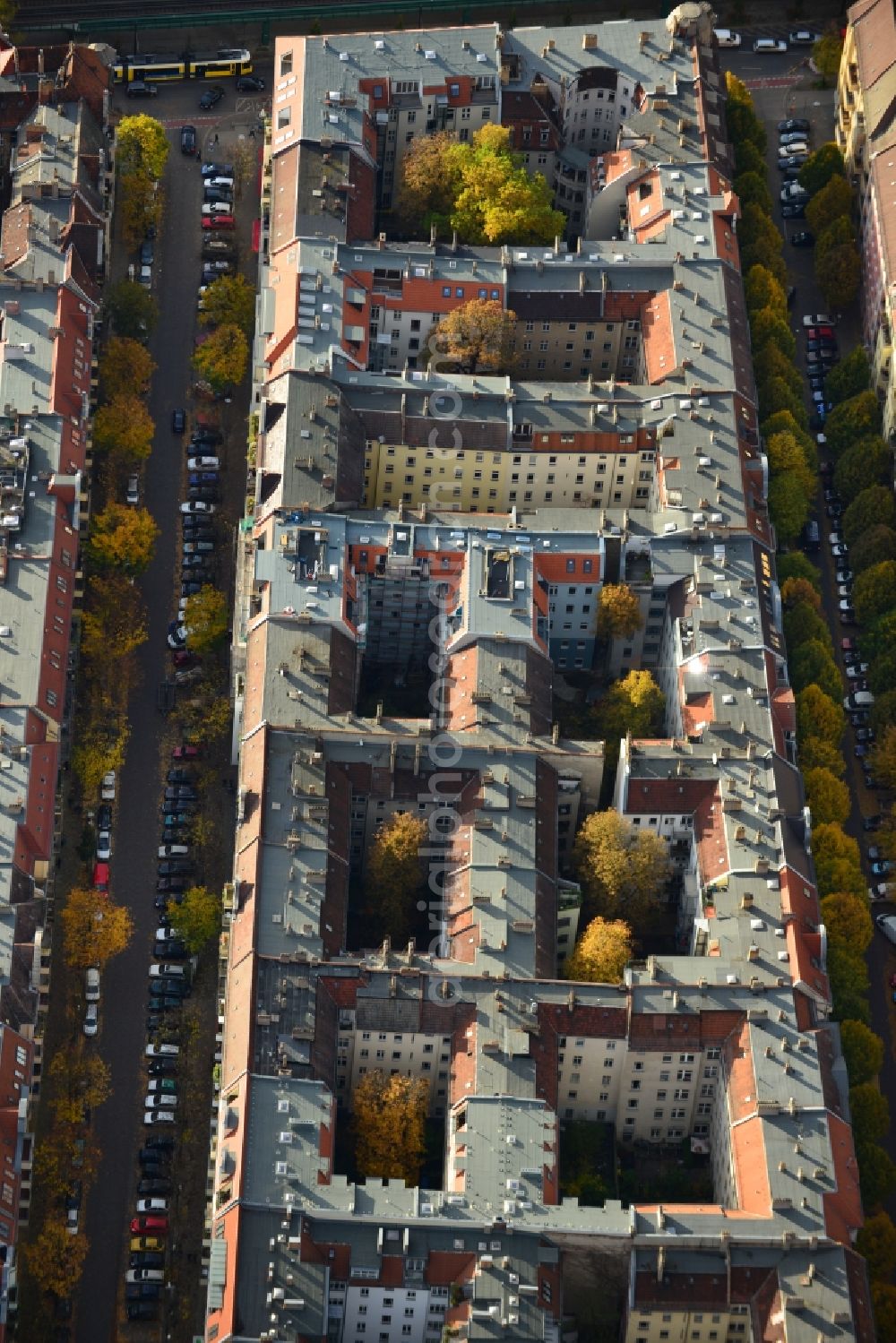 Berlin Prenzlauer Berg from the bird's eye view: Roof landscape of the old building - residential areas along the road Schönhauser Allee in the Prenzlauer Berg district of Berlin