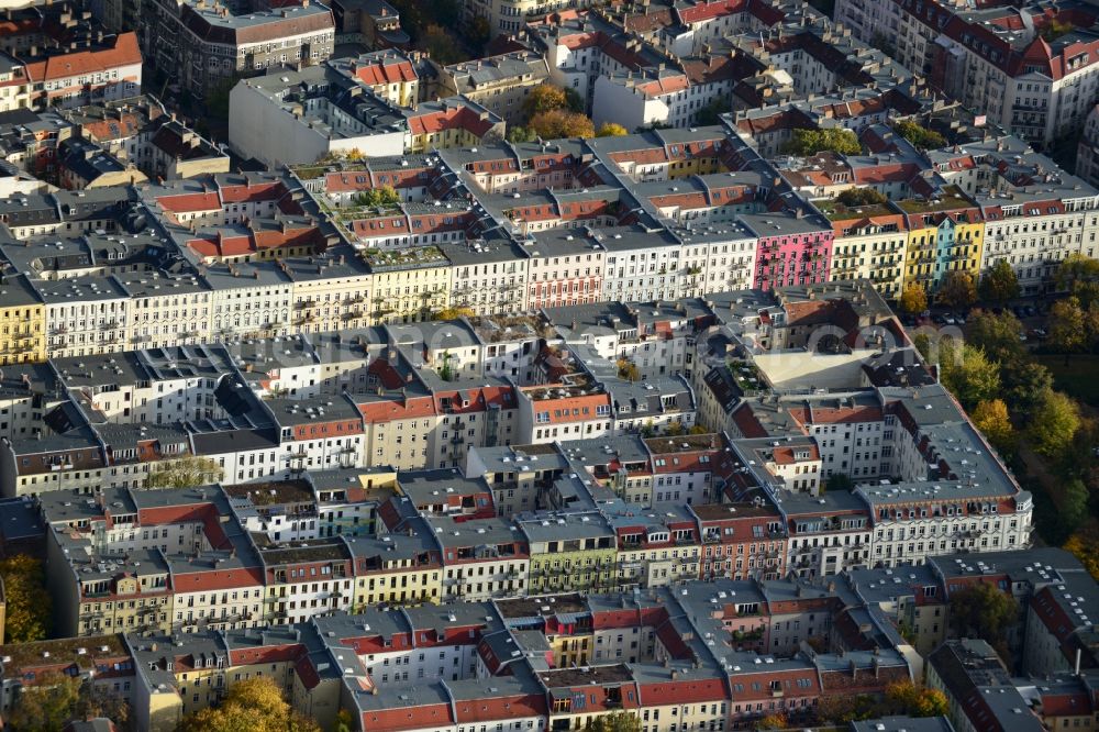 Aerial image Berlin Prenzlauer Berg - Roof landscape of the old building - residential areas along the road Prenzlauer Allee in the Prenzlauer Berg district of Berlin