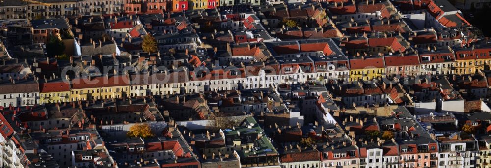 Aerial image Berlin Prenzlauer Berg - Roof landscape of the old building - residential areas along the road Prenzlauer Allee in the Prenzlauer Berg district of Berlin