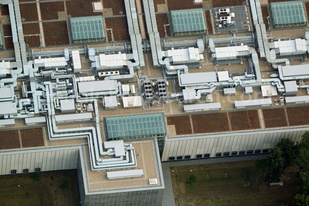 Berlin from the bird's eye view: Roof of the storage facilities on Fuerstenwalder Damm in the district of Treptow-Koepenick in Berlin in Germany. The magazine with its distinct architecture, facade and technical facilities on the roof was designed by architect Eberhard Wimmer. It is home to archives, depots and inventories of the State Library Berlin, the Ibero-American Institute and the image agency bpk