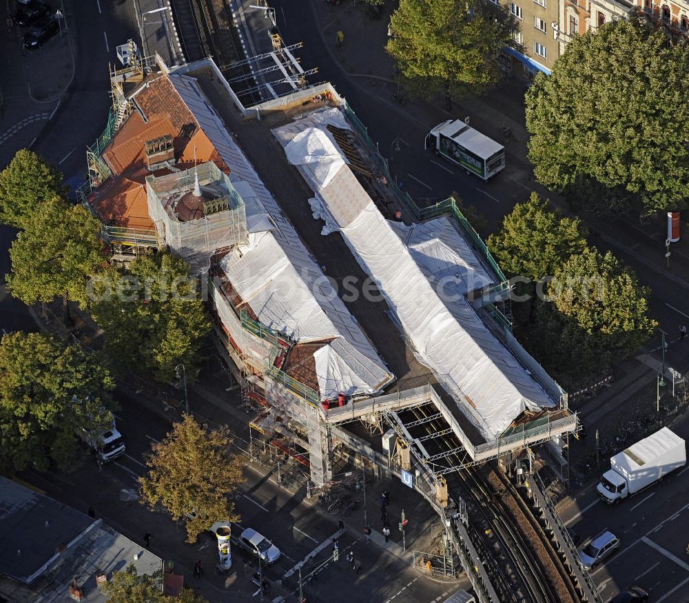 Aerial photograph Berlin - Dacharbeiten auf dem U-Bahnhof Schlesisches Tor in Berlin-Kreuzberg. Es ist eine Station der Linie U1. Roof work at the underground station Schlesisches Tor in Berlin-Kreuzberg.