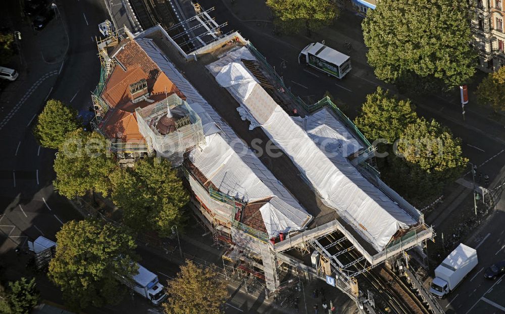 Berlin from above - Dacharbeiten auf dem U-Bahnhof Schlesisches Tor in Berlin-Kreuzberg. Es ist eine Station der Linie U1. Roof work at the underground station Schlesisches Tor in Berlin-Kreuzberg.